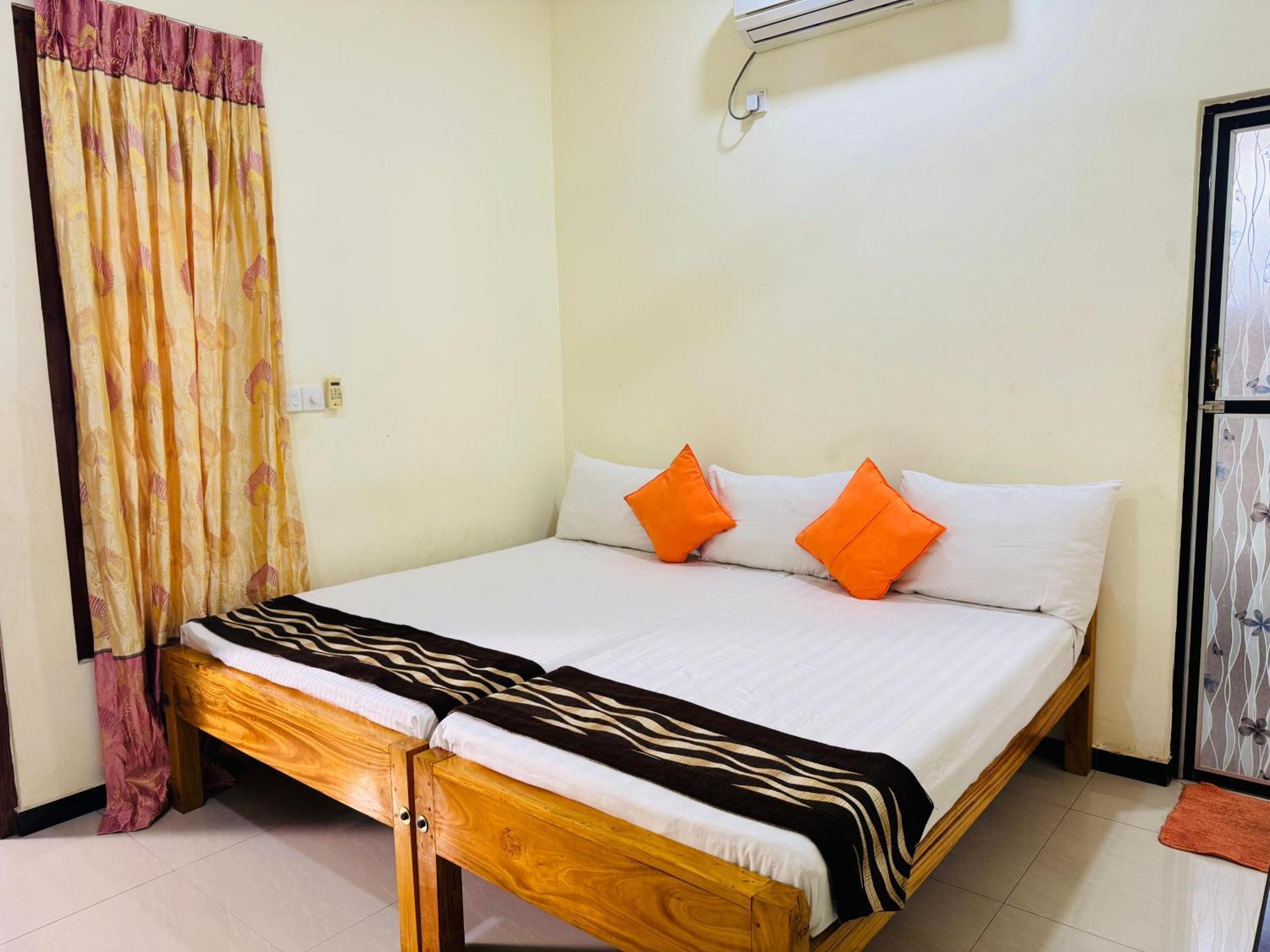 Aa Inn Тринкомали Экстерьер фото