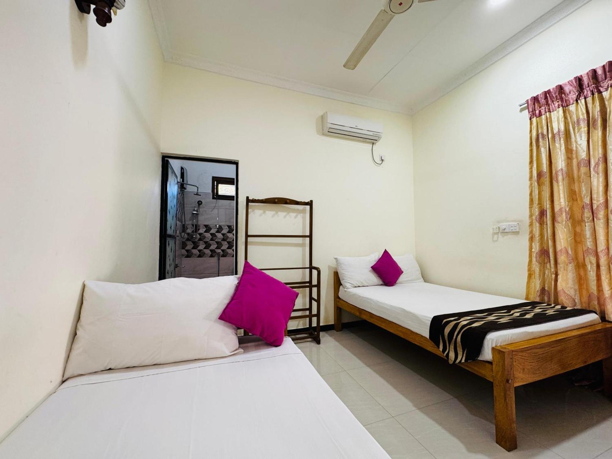 Aa Inn Тринкомали Номер фото